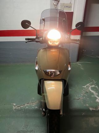 Moto Scooter Aprilia Beige