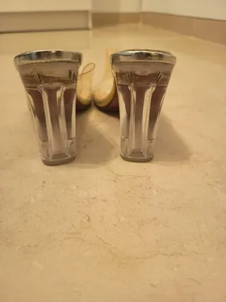 Tacones plateados transparentes