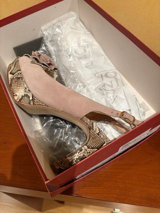 Zapatos de fiesta beige muy muy elegantes y buenos