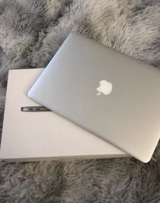 MacBook Air 13 Plata con Cubierta Cámara Rosa