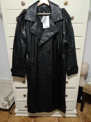 Gabardina efecto piel Pull&Bear negra