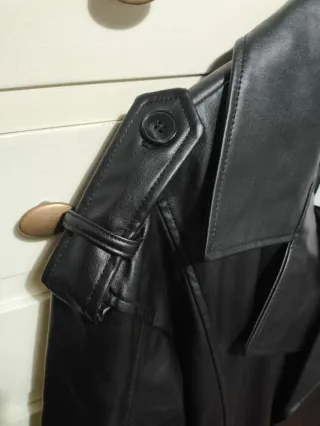 Gabardina efecto piel Pull&Bear negra