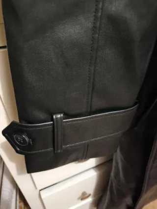 Gabardina efecto piel Pull&Bear negra