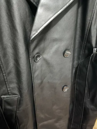 Gabardina efecto piel Pull&Bear negra