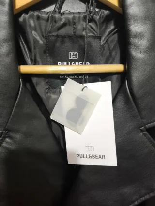 Gabardina efecto piel Pull&Bear negra