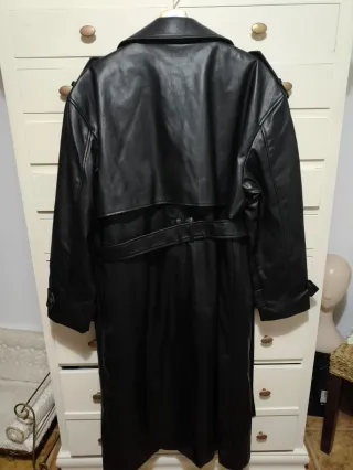 Gabardina efecto piel Pull&Bear negra