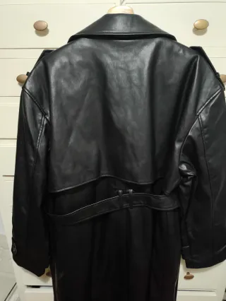 Gabardina efecto piel Pull&Bear negra