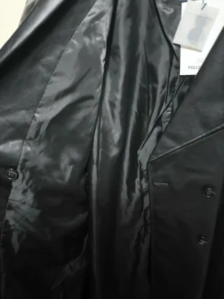 Gabardina efecto piel Pull&Bear negra