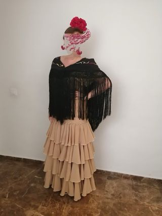 Traje de flamenca beige con volantes