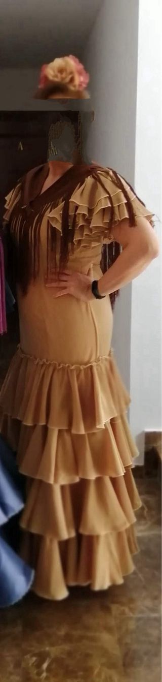 Traje de flamenca beige con volantes