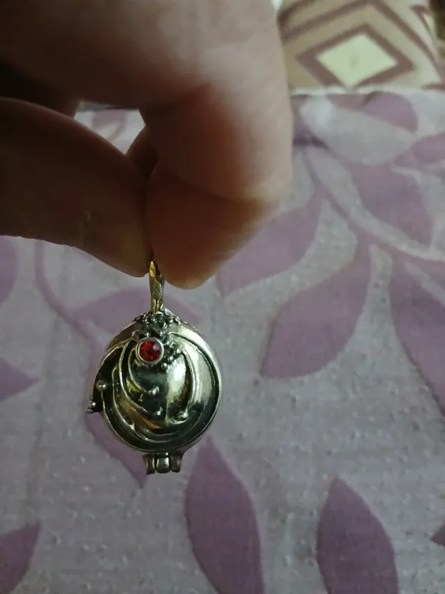 Colgante Vampirecas con piedra roja