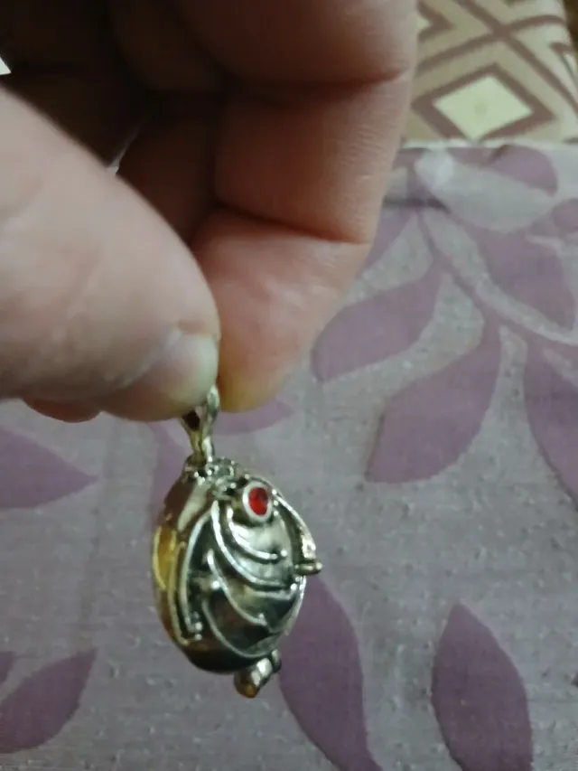 Colgante Vampirecas con piedra roja