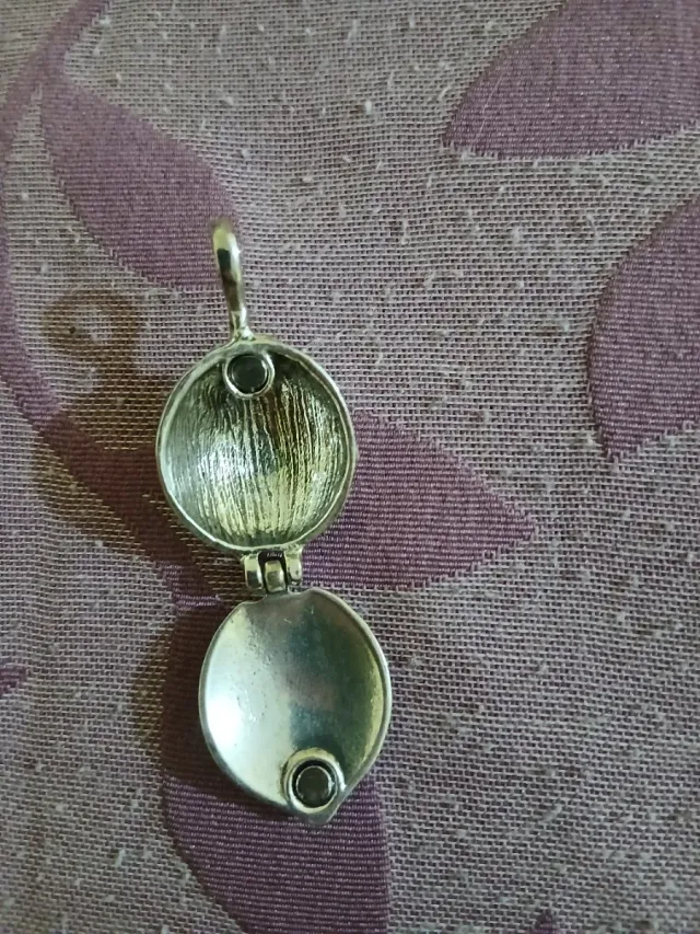 Colgante Vampirecas con piedra roja