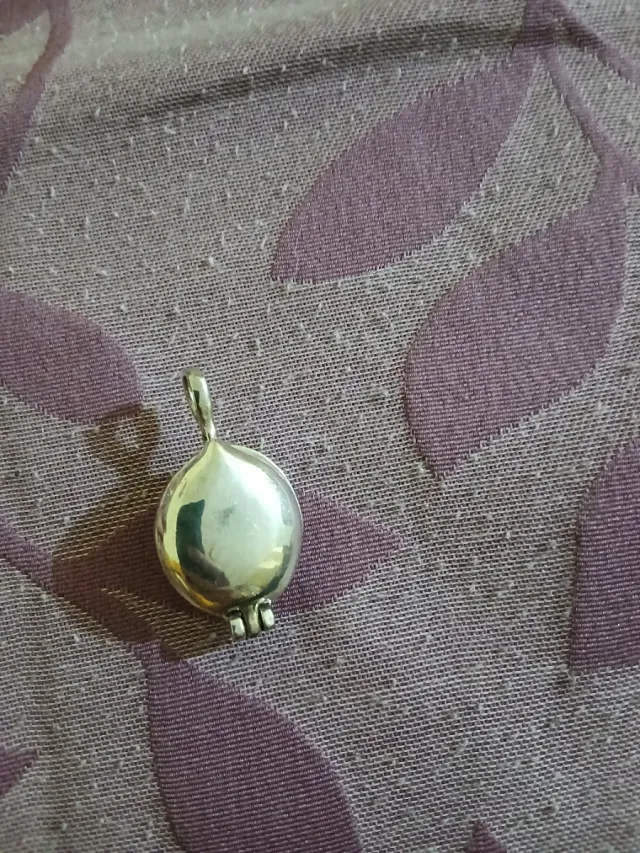 Colgante Vampirecas con piedra roja