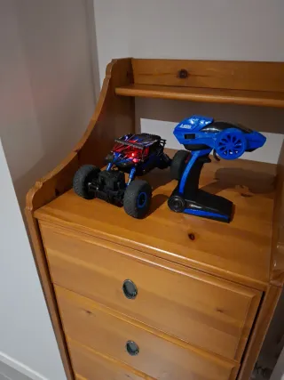 Coche RC todoterreno azul y negro