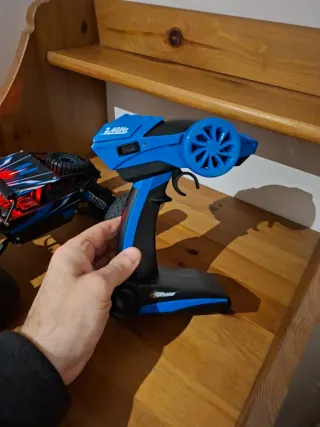 Coche RC todoterreno azul y negro