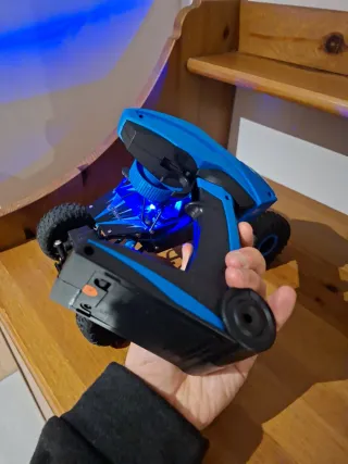 Coche RC todoterreno azul y negro