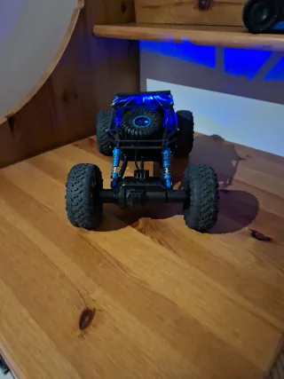 Coche RC todoterreno azul y negro