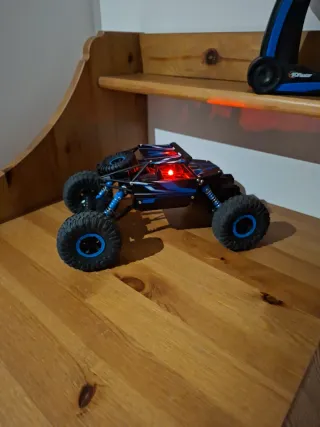 Coche RC todoterreno azul y negro