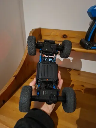 Coche RC todoterreno azul y negro