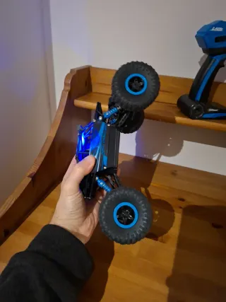 Coche RC todoterreno azul y negro
