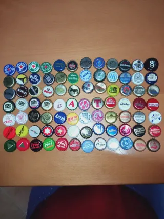 Collezione di 84 tappi di birra diversi paesi