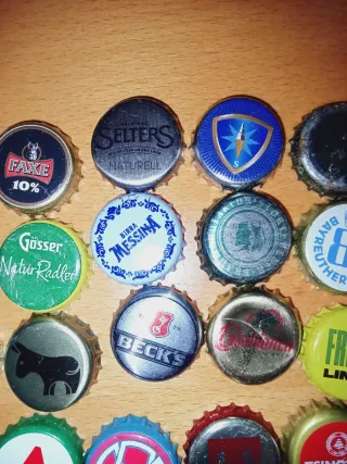 Collezione di 84 tappi di birra diversi paesi