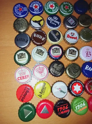 Collezione di 84 tappi di birra diversi paesi