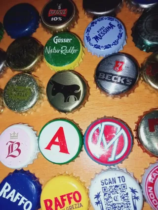 Collezione di 84 tappi di birra diversi paesi