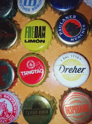Collezione di 84 tappi di birra diversi paesi