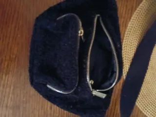 Riñonera negra con cremallera borrego