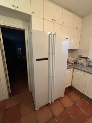 Cocina con armarios y electrodomésticos