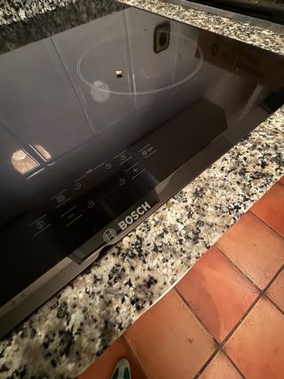 Cocina con armarios y electrodomésticos