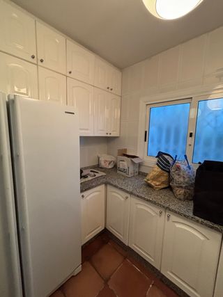 Cocina con armarios y electrodomésticos