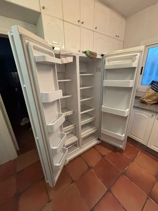 Cocina con armarios y electrodomésticos