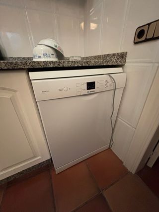 Cocina con armarios y electrodomésticos