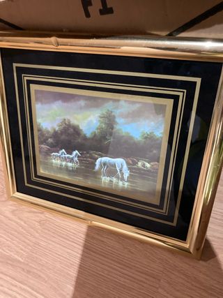 Cuadro caballos en río marco dorado