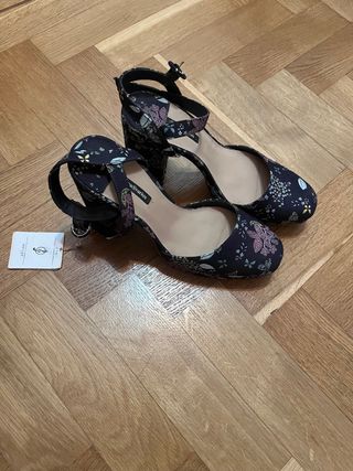 Zapatos de tacón Stradivarius estampados