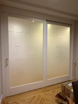 Puertas correderas de madera y cristal biselado