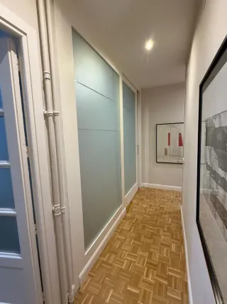 Puertas correderas de madera y cristal biselado