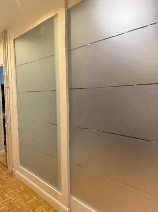 Puertas correderas de madera y cristal biselado