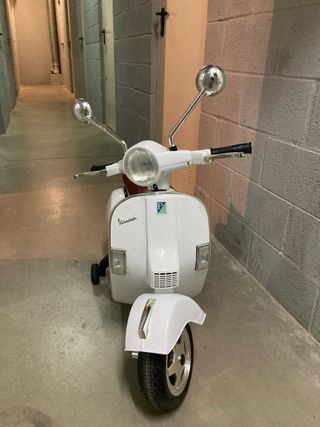 Moto Eléctrica Vespa Infantil Blanca,