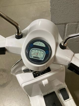 Moto Eléctrica Vespa Infantil Blanca,