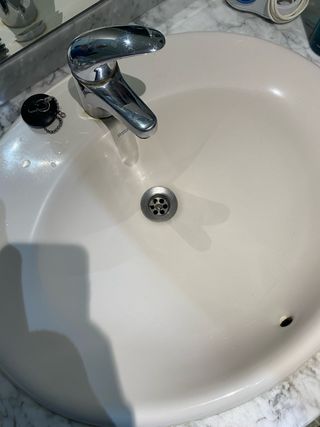 Mueble de baño con lavabo de mármol