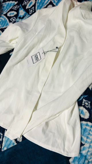 Traje de hombre negro con detalles azules