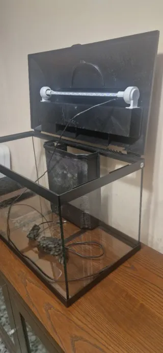 Acuario Negro y Transparente