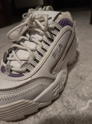 Zapatillas Fila Blancas y Moradas
