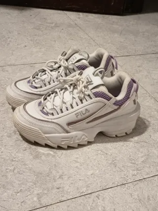 Zapatillas Fila Blancas y Moradas