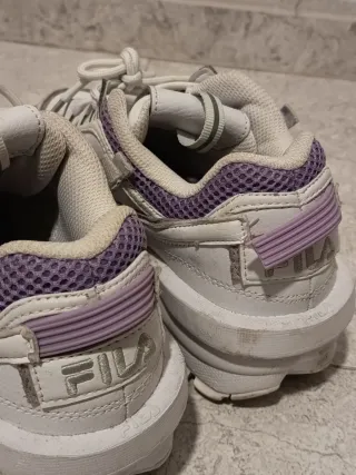 Zapatillas Fila Blancas y Moradas