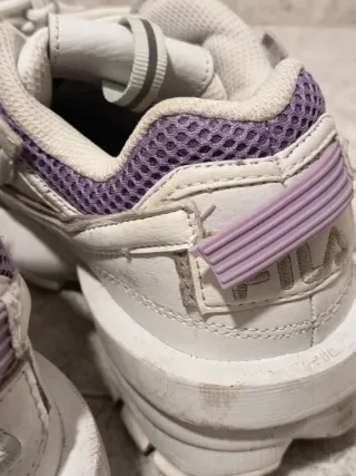 Zapatillas Fila Blancas y Moradas